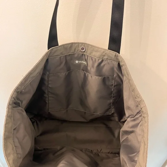 Lululemon Multi-Pocket Tote Bag - Picture 6 of 8